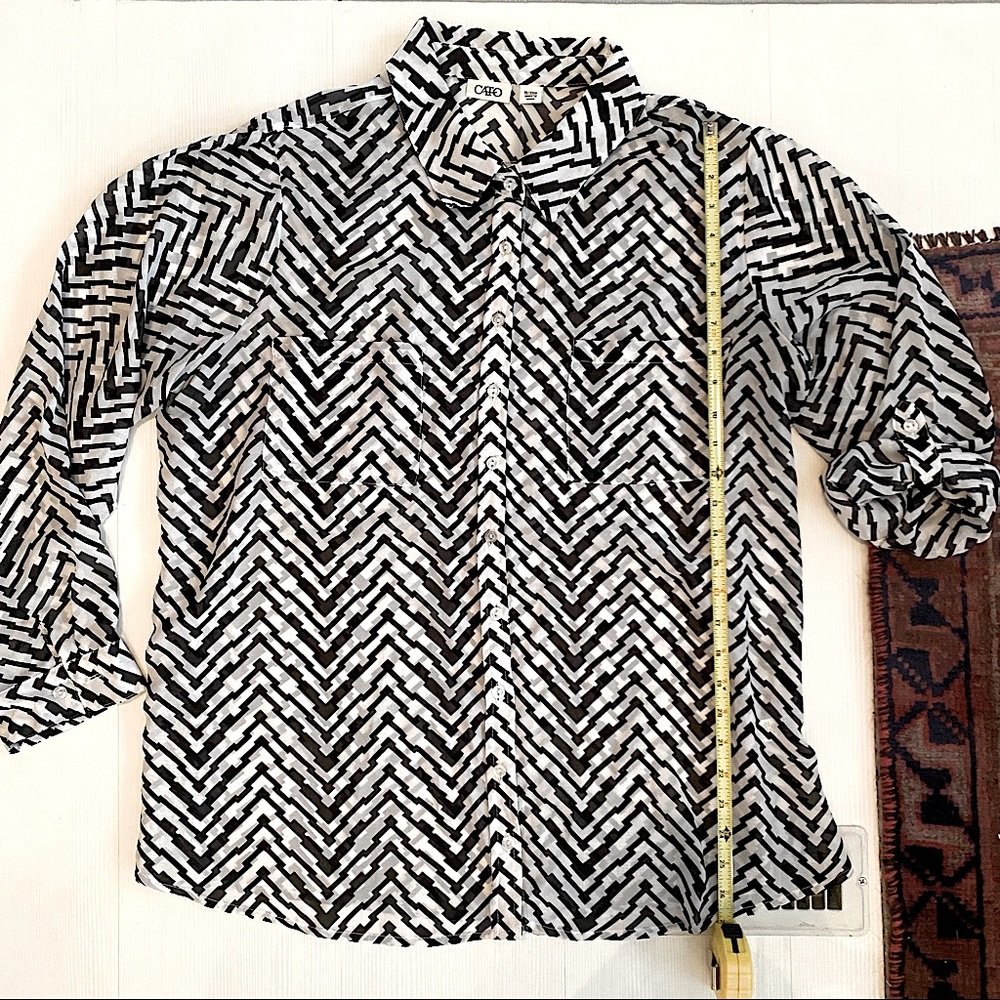 🛍 NWOT Sheer chevron black and white button down